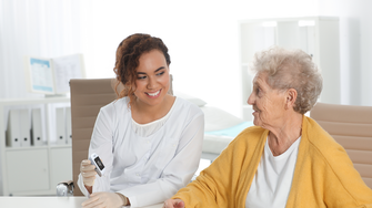 Imagem de Profissional de Saúde em consulta com Pessoa com Diabetes